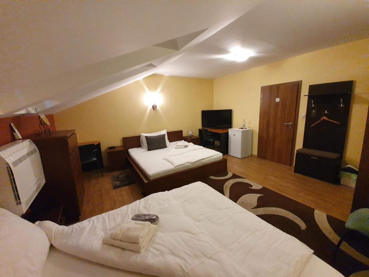 Agropenzion 7Divov Dolna Krupa Exteriör bild