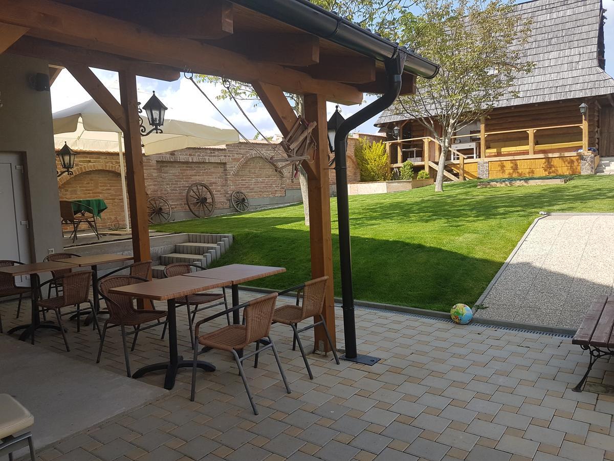 Agropenzion 7Divov Dolna Krupa Exteriör bild