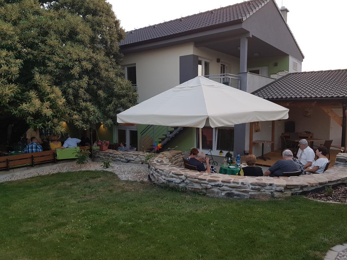 Agropenzion 7Divov Dolna Krupa Exteriör bild